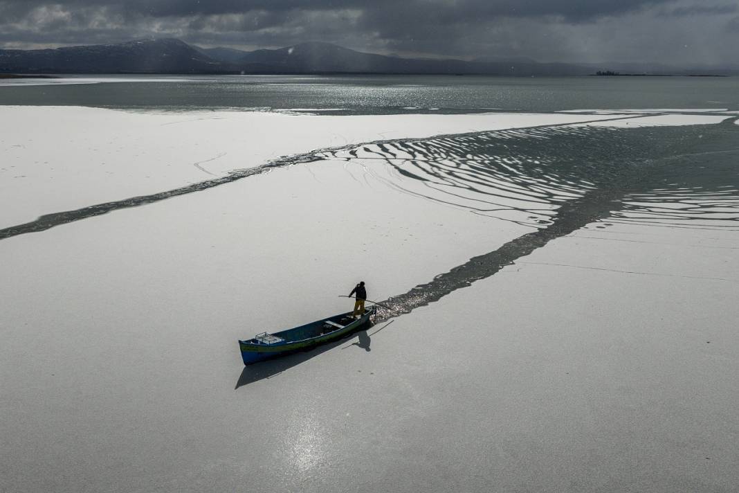 Karı, kışı gelin birde onlara sorun! Konya'da buzu kırıp ekmeklerini çıkartıyorlar 8